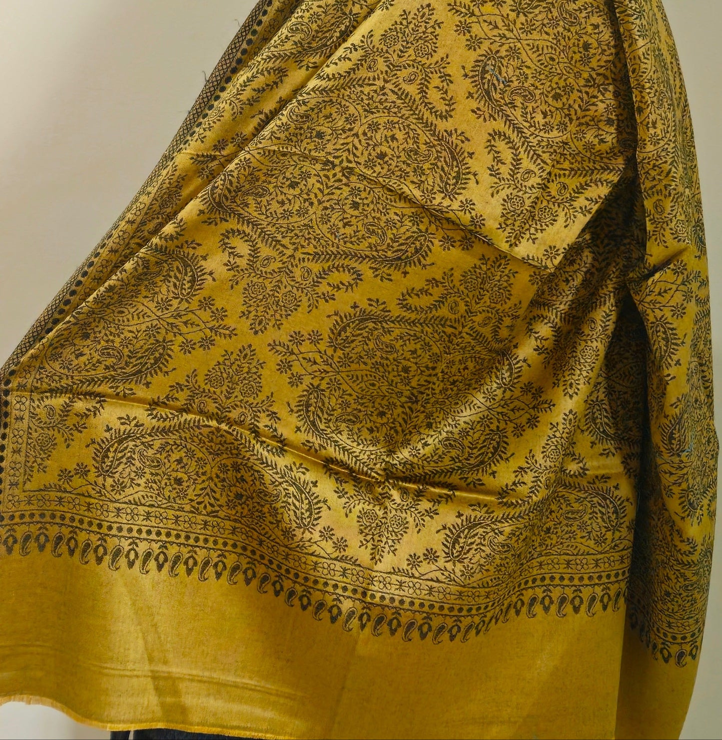 Elegant Naira - Reversible Shawl with Intricate Jacquard Kani Weave